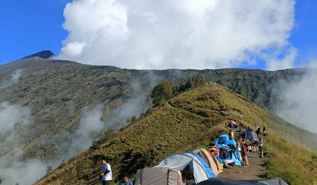 #rinjanihike #rinjaninationalpark #rinjaniinfotrip #rinjaniinfotrip #rinjani3726mdpl #rinjanitrekker #rinjani100 #rinjanimountain #rinjanitrekking #rinjani #rinjaadventure #rinjaninationalparklombok #leotrekkingrinjani #lombok #bali #lombokviral #baliviral #rinjanjmoutaineeringcentre